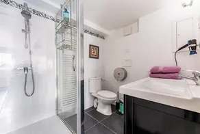 Comfortable studio in a quiet location 10 minutes from the RER station - Image 4