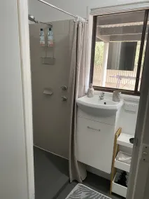 Beautiful refurbished shack - 5 min stroll to beach! - Image 3