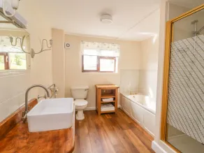 TREBOETH, pet friendly, character holiday cottage in Knighton - Image 3