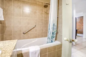 Rustic & Chic 2 Bedroom condo 5min to downtown - Image 5