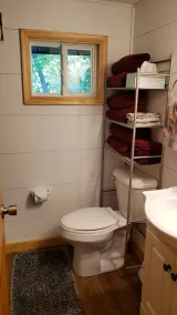 Cabine confortable sur la rive de Bear Creek avec un bain à remous pour se détendre! - Image 4