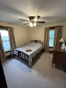 Large Home 5 min to Field of Dreams - Image 4