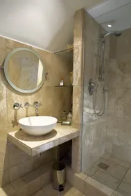 Unique & stylish luxury apartment with fabulous views & parking. Sleeps 4 - Image 3