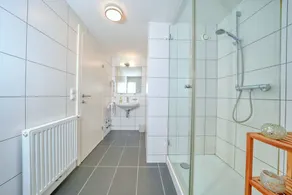 Lovely apartment with wraparound balcony in perfect location - Image 3