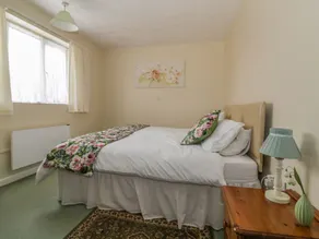 THE BUNGALOW, with pool in Bentley - Image 4