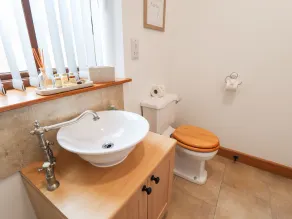 BARN COTTAGE, pet friendly, character holiday cottage in Alford - Image 5