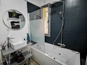 In the heart of Nice, quiet, atypical Nice house with large sunny terrace - Image 2
