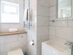 PEPPERPOTS, pet friendly, luxury holiday cottage in Mawgan Porth - Image 2