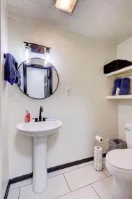 The Bluebird: Modern 1 Bed, Large Peaceful Yard - Image 5