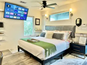 Pet-friendly accommodations near water and restaurants. - Image 5