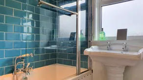 5 Bed, 2 Bath Home + Terrace, Garden & Parking - Image 4