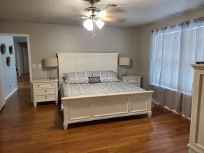 Beautiful Lake Front home w/ sunroom and outdoor patio, - Image 4