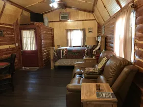 Lovely secluded rustic cabin within waking distance of Rocky Top Winery . - Image 3