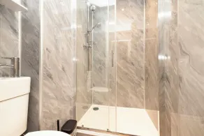 JOIVY 3BR Flat in Haymarket with Free Parking - Image 2