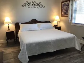 Pristine Farmhouse in the Heart of Lodi Wine Country - Image 5
