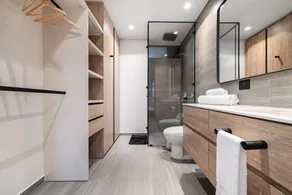 uxury 1BR Apt with private Balcony & Jacuzzi - Image 3