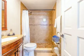 Beachfront Condo with Pool, Balcony & Ocean Views - Image 4