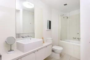 Waterfront Melbourne Apartments - Image 3