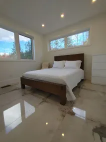 Modern Industrial Getaway - 1 minute walk to the Beach & Boat Launch - Image 5