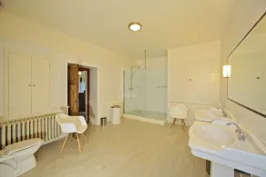 Stunning chateau, built in 1611, beautifully renovated, furnished and equipped. - Image 4