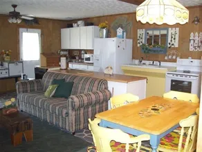 2 Story Cottage at 100+Acre Lake - Come Visit with Us! - Image 5