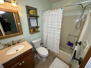 Bennett Beach Bungalow w/ 2 King Beds - Image 3