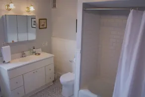 Glen Onoko Guesthouse: Charming East Side Home near Scenic Train Station - Image 4