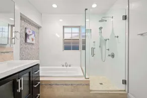 Luxury Estate with Sparkling Pool & Elegant Amenities - Image 2