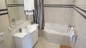 Ground floor apartment with a large terrace - Image 4