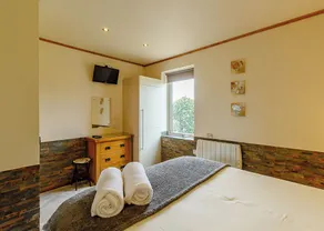 Luxurious and stylish modern lodge with one master double and one twin. - Image 5