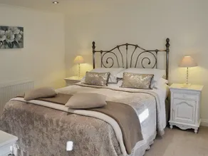 Cherry Blossom Cottage - Image 5