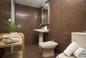 Alle Vorteile dieser luxuriösen Wohnung im Herzen der Stadt Valencia werden Ihren Aufenthalt unvergesslich machen. Hell, geräumig und gemütlich, komplett ausgestattet und in perfekter Lage. Es verfügt über einen Balkon mit spektakulärem Blick auf d - Image 3