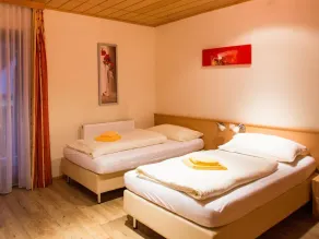 Dreibettzimmer Nr. 119, Dusche, WC - Gästehaus Leypold - Image 2