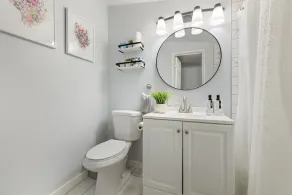 Cozy newly remodeled home close to major amenities  in Connecticut a - Image 2