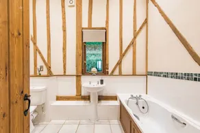 The Canterbury Barn by Bloom Stays - large barn sleeping up to 20. Ideal for hen parties - Image 4