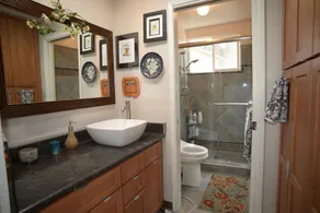 Chambre principale spacieuse, salle de bain privée et entrée, terrasse, barbecue, 2 d min, 2 par max. - Image 2