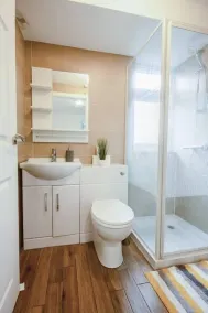 Spacious 4 Bed House, City Centre -w/Parking - Image 3