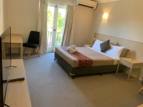 Amazing location Motel room with bathroom, includes wifi, carpark & utilities - Image 3