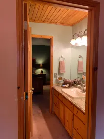 BLUEBEARY PINES-PERFECT ESCAPE-PRIVATE HOT TUB/3br/2.5ba/WALK TO SKI SHUTTLES! - Image 4