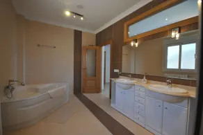 VILLA AVEC VUE SUR LE LAC, PISCINE PRIVÉE ET PARKING À 30 MIN DE LA PLAGE - Image 4