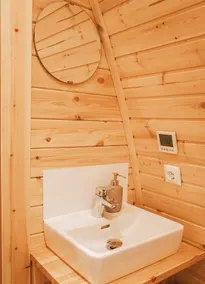 Deluxe Chalet (18sqm) with hot tub and terrace for up to 3 people - Image 4