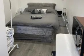 1 Bed Studio - Sleeps 2 - Smoking - Parking - Wifi - Image 4