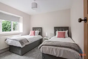 OnSiteStays New Large modern 4 bed, Parking, Wifi, 2 x Bathroom - Image 5