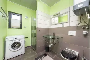 Casa vacacional amueblado de forma moderna con piscina, lavadora y lavavajillas - Image 2