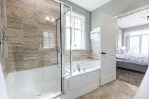 Large home  4 bed and 4 bath two separate suites home two kitchens water views - Image 4