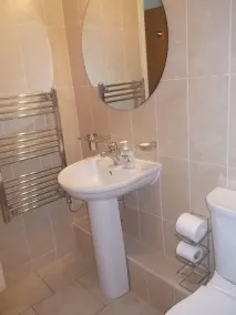 Modern Two Bed Apartment with Parking - Image 5