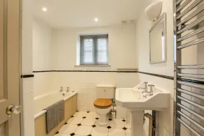 Priory Courtyard - 3 Bedroom Escape - Image 3