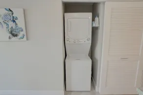 Updated modern 1st floor condo on Carlin Park and close walk to the ocean - Image 3