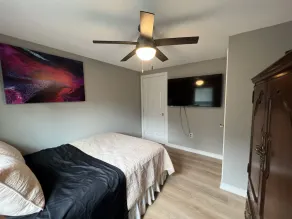 Beautiful 3 BR Full House w/ King Bed & Pool Table on Dead End 5 min from town! - Image 5
