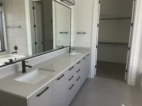 Cozy 2-bedroom Condo in Atlanta - Image 2